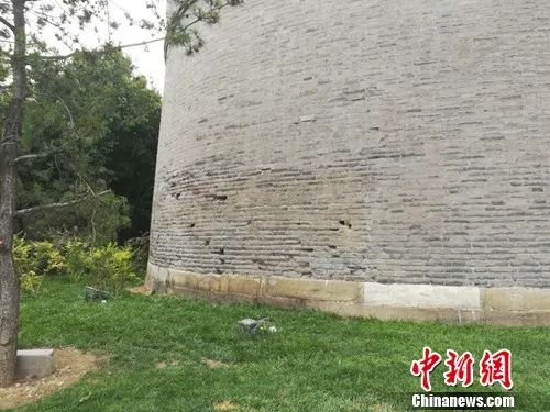 宛平城墙上的坑孔。有一位老人说,这是当年“七七事变”,日军炮击宛平城留下的弹孔。上官云 摄 图片