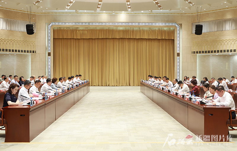 陈小江艾尔肯·吐尼亚孜会见香港全国人大代表视察组