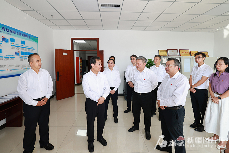陈小江艾尔肯·吐尼亚孜在自治区发展改革委调研